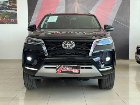 TOYOTA HILUX SW4 2.8 D-4D TURBO DIESEL SRX 4X4 AUTOMÁTICO